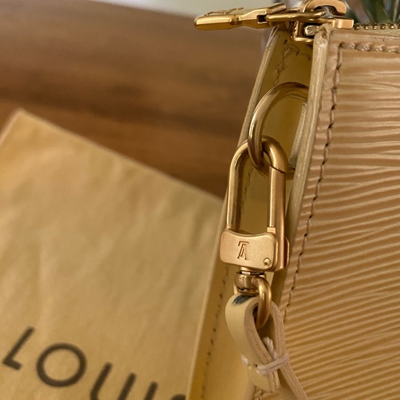 Louis Vuitton Epi Leather Pochette - Vanilla - Picture 7 of 16
